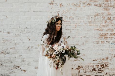 flower crown bride Bohemian Wedding Hair, Flowers Instagram, Boho Wedding Hair, Savannah Wedding, Bright Florals, Flower Crown Wedding, Romantic Bride, Bohemian Bride, Floral Headpiece