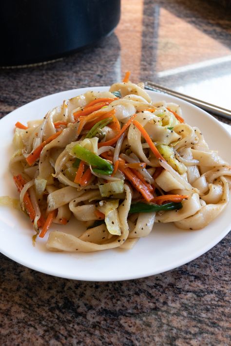 Chow Fun Noodles Recipes, Chow Fun Recipe Hawaiian, Hawaiian Chow Fun Recipe, Okazuya Recipes, Pork Chow Fun Recipe, Hawaii Dishes, Onolicious Hawaii, Chow Fun Noodles, Pasta Zero