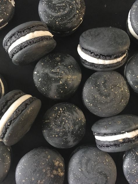 Black Macarons, Black Dessert, Black And White Wedding Theme, Easter Dinner Recipes, Black Food, Macaron Recipe, Christmas Sweets, Pretty Birthday Cakes, French Macarons