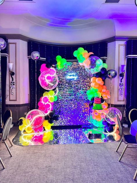 24 Neon Birthday Party Ideas for Teens - Lady Celebrations Classy Neon Party, Glow In The Dark Balloon Garland, Disco Balloon Backdrop, Neon Balloon Wall, Glow In The Dark Party Decor, Glow In The Dark Balloon Arch, Neon Party Backdrop, Neon Cowgirl Party, Pool Party Neon Night