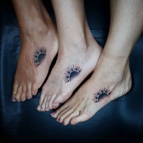 Small Half Sun Tattoo, Half Sun Tattoo, Sleeve Tattoos Ideas, Herren Hand Tattoos, Tattoo Sonne, Women Small Tattoos, Unique Tattoos For Women, Women Half Sleeve, Half Sun