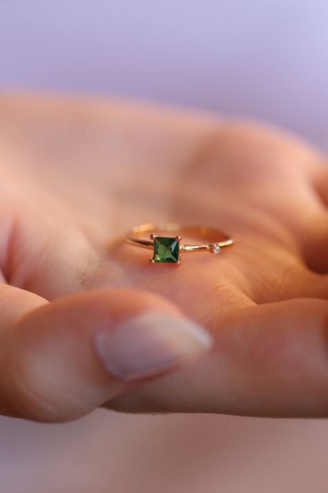 "14k & 18k Natural Emerald Ring / Genuine Emerald Ring Available in Gold, Rose Gold and White Gold / May Birthstone ❥ ITEM DETAILS ---> Gold Color of Choice : Yellow Gold, Rose Gold, White Gold ---> Material : 14k ( 585 ) or 18k ( 750 ) Real Gold. It is Not Gold Filled or Gold Plated ---> Made to order ---> Band Thickness : 1.30 mm ---> Band Width : 1.50 mm ---> Number of Stones: 4x4 MM Size 1 Princess Shape Emerald , 1 Diamond ---> Total Carat : 0.30ct Emerald and 0.01c Natural Emerald Rings, Evil Eye Necklace Gold, Purple Amethyst Ring, Zierlicher Ring, Gold Rings Fashion, Gold Rings Jewelry, Gold Ring Designs, Rose Gold White, Gold Signet Ring