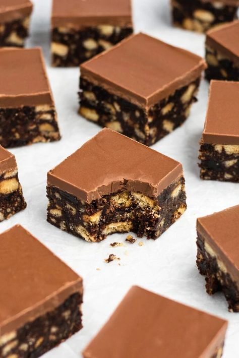 Easy Chocolate Tiffin Recipe - Scottish Scran Bonfire Recipes, Chocolate Tiffin Recipe, No Bake Slice, Chocolate Tiffin, Scottish Scran, Traybake Recipes, Chocolate Traybake, Concrete Cake, Sweet Slices