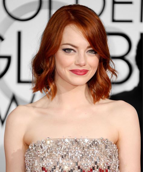 Emma Stone Brown Hair | Emma Stone debuts new dark hair. #refinery29 http://www.refinery29.com/2016/04/109307/emma-stone-brown-hair Emma Stone Red Hair, Celebrity Wigs, Grey Wig, Ombré Hair, Lost Hair, Celebrity Hair Stylist, Bob Hair, Hair Shows, Fluffy Hair