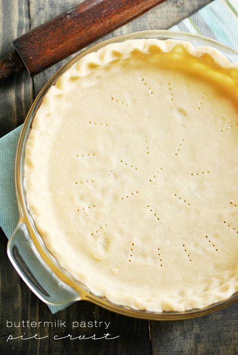 Buttermilk makes everything better, including pie crust! Almond Flour Pie Crust, Pastry Pie Crust, Tarte Vegan, Flaky Pie Crust Recipe, Plum Pie, Buttery Pie Crust, Fried Pies, Yummy Deserts, Pie Crust Recipe