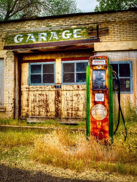 Old Gas Pumps, Old Abandoned Buildings, Vintage Gas Pumps, Pompe A Essence, Old Garage, Old Gas Stations, Old Country Stores, Gas Pump, Petrol Station