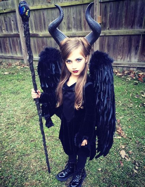 DIY Maleficent Costume | Your Costume Idea for Halloween, Mardi Gras and Carnival 3 Maleficent Costume Kids, Maleficent Halloween Costume, Maleficent Halloween, Sandy Grease, Halloweenský Makeup, Kostuum Halloween, Halloween Costumes To Make, Maleficent Costume, Great Halloween Costumes