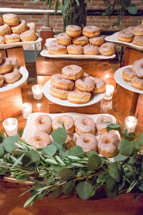 20 Adorable Wedding Donut Bar Ideas 2024 Dessert Buffet Ideas, Donut Bar Wedding, Dessert Buffet Wedding, Wedding Buffet Food, Donut Display, Buffet Dessert, Diy Dessert, Bar A Bonbon, Wedding Donuts