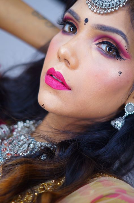 #GarbaMakeup #navratrichaniyacholi #navratri #GarbaNight #ChaniyaCholi #DandiyaNight #Dandiya #NavratriSpecial #NavratriMakeup #GarbaLook #Desi #indianfestivalseason Garba Makeup Ideas, Navratri Eye Look, Garba Mekup Look, Simple Look For Navratri, Makeup Ideas For Navratri, Navratri Mekaup Look, Make Up For Navratri, Navratri Special Makeup Look, Garba Eye Makeup Look