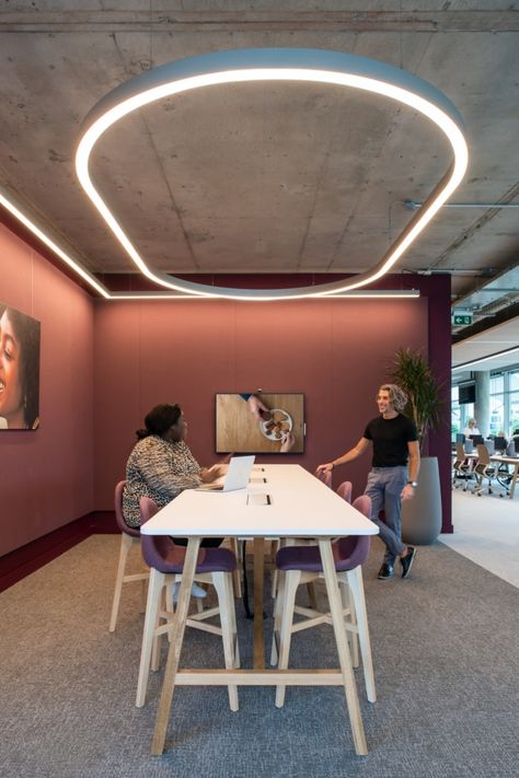 » Pladis Global Offices by Gensler Office Collaboration Area, Collaboration Area, Wellness Room, Office People, Table Large, London Office, Collaboration Space, Bureau Design, Office Snapshots