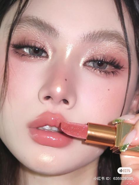 Barbie Eyeshadow Looks, Glitter Eyeshadow Looks, Peach Makeup Look, Idol Makeup, Pop Makeup, Asian Makeup Tutorials, Korean Makeup Tips, Sparkly Makeup, Peach Makeup