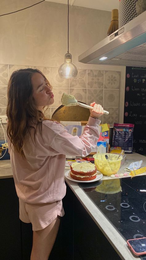 Late night baking, sleepover, summer, cute, pink, brunette, cake, friends, aesthetic Late Night Baking, Sleepover Aesthetic, Pink Brunette, Cake Friends, Sleepover Birthday Parties, Sleepy Girl, Girl Sleepover, Galentines Party, Friends Aesthetic