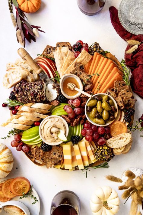 Charcuterie Board Vegetarian, Easy Vegetarian Thanksgiving Recipes, Autumn Charcuterie, Fall Charcuterie Board, Fall Charcuterie, Vegetarian Thanksgiving Recipes, Fall Appetizers, Fall Dinner Party, Vegetarian Thanksgiving