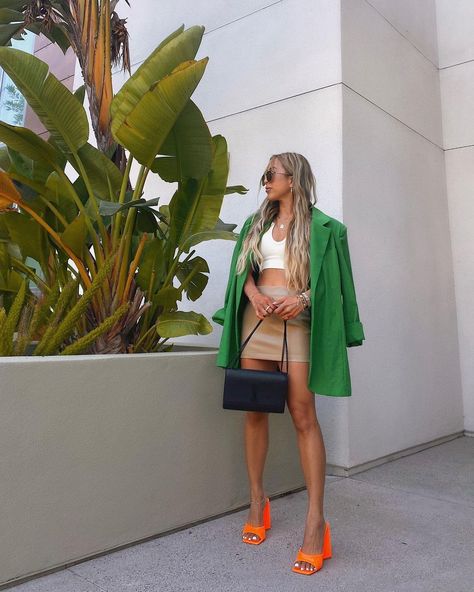 Orange Heels Outfit, Tan Skirt Outfits, Green Mini Skirt Outfit, Flowy Tops Outfit, Heels Outfit Ideas, Orange Skirt Outfit, Orange Blazer Outfits, Blazers Outfits, Mini Skirts Outfits Summer