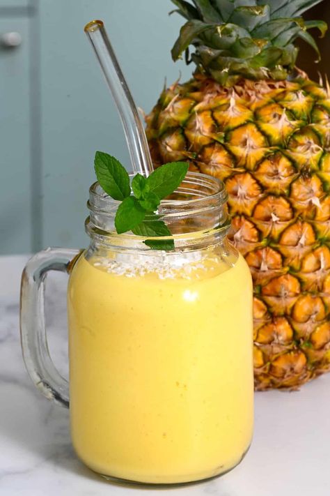 When it comes to a sweet and delicious start to the day, this mango pineapple smoothie is one of the best. Not only is it refreshing and perfect for any morning, but it's an instant energy boost, too. With just four simple ingredients needed, this tropical smoothie is a must. Cold Drinks Recipes, Mango Smoothie Bowl, Mango Pineapple Smoothie, Energy Shots, Mango Pineapple, Tropical Smoothie, Citrus Twist, Pineapple Smoothie, Mango Smoothie