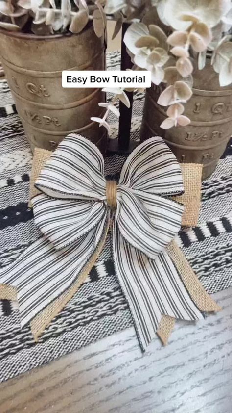 Easy Bow Tutorial, Making Bows For Wreaths, Burlap Ribbon Bow, Bow Making Tutorials, Easy Bow, Christmas Bows Diy, Homemade Bows, Christmas Wreath Bows, Ribbon Crafts Diy