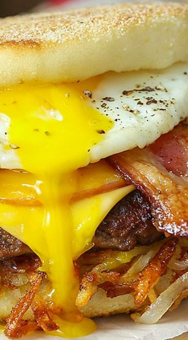 Breakfast Hamburger, Crisp Potatoes, Easy Breakfast Dishes, Breakfast Sandwich Recipes, Breakfast Burger, Ultimate Breakfast, Big Breakfast, Bacon Breakfast, Best Breakfast Recipes