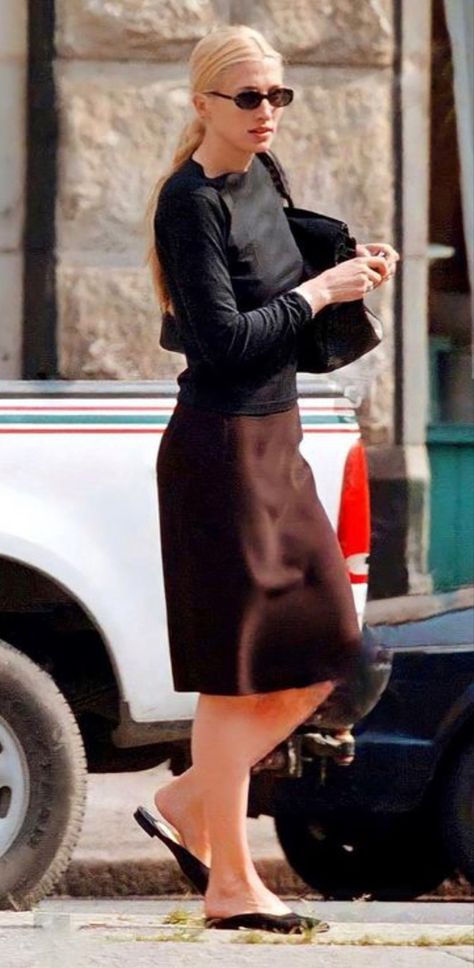 Carolyn Bessette Kennedy out and about in TriBeCa on June 11, 1998 Aesthetic Capsule Wardrobe, Capsule Wardrobe Minimal, Effortless Style Casual, Carolyn Bessette, Chloe Sevigny, Luxury Office, Olsen Twins, Stil Inspiration, Classic Wardrobe