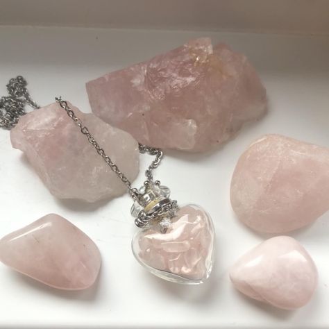 rose quartz crystal necklace Rose Quartz Heart Necklace, Rose Quartz Aesthetic, Pink Wonyoungism, Crystal Chip Necklace, Collar Rosa, 16 Candles, Chip Necklace, Xmas Wishlist, Spell Jars