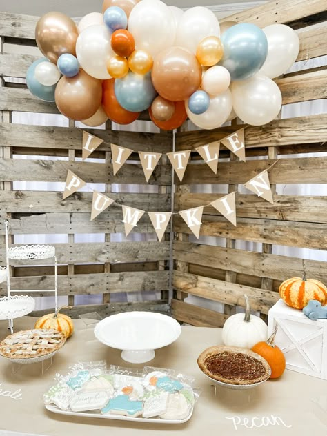 Pumpkin Gender Reveal Balloon Arch, Baby Boy Shower Themes Fall, Fall Pumpkin Baby Shower Ideas Boy, Baby Boy Pumpkin Shower Ideas, Fall Baby Shower Balloons, Fall Baby Shower Decorations Boy, Fall Boy Baby Shower Themes, November Baby Boy Shower Ideas, Fall Baby Shower For Boy