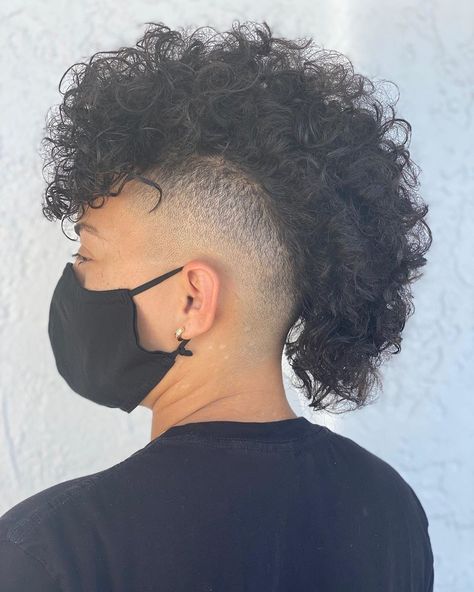 Instagram @shhmoneycurl Short Curly Faux Hawk, Curly Hair Mohawk Boys, Curly Deathhawk, Mohawk Curly Hair, Curly Hair Mohawk, Short Curly Mohawk, Shaved Head Styles, Curly Mohawk Hairstyles, Gender Euphoria