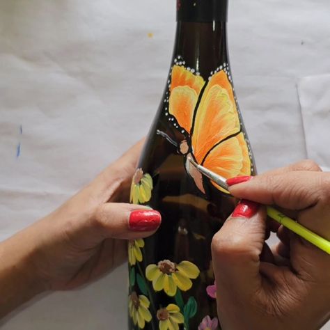 Butterfly Bottle Art, Painted Glass Bottles, Painting On Glass, Butterfly Painting, Bottle Painting, Bottle Art, Beautiful Butterflies, Glass Painting, Glass Bottle