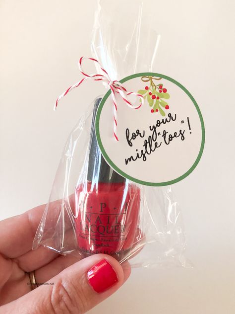 Mistletoes-Nail-Polish-Gift -Idea Christmas Nail Polish, Nail Polish Ideas, Holiday Gift Tags Printable, Nail Polish Gift, Girlfriend Christmas, Diy Gift Baskets, Teenager Gifts, Idea Room, Gifts For Girlfriend