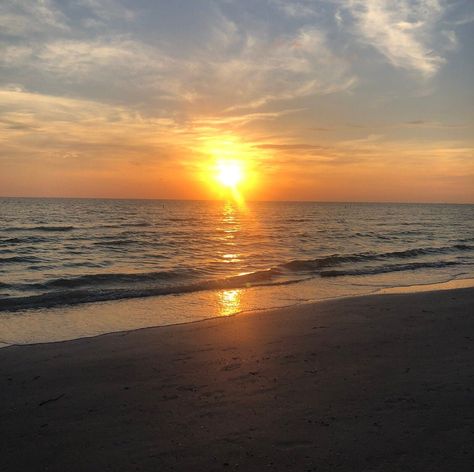 Beautiful sunset was taken in August 2020 off the coast of Florida. Sunsets Aesthetic, August Aesthetic, Aesthetic View, Sunrise Pictures, Pastel Sunset, Beautiful Ocean Pictures, Cute Nature, Ocean Sky, Sky Pictures