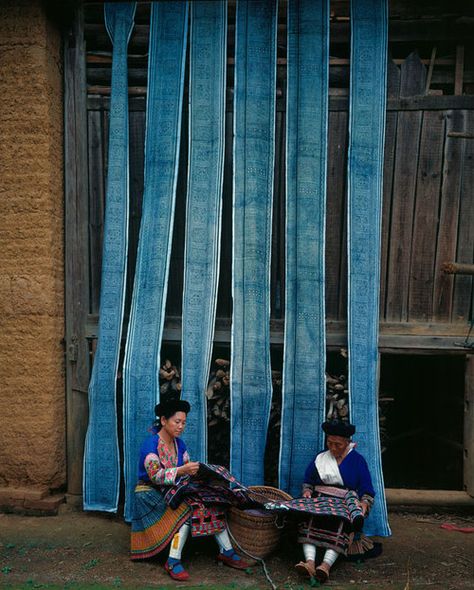 Weavers in Vietnam >> beautiful image Slow Roads, Jeans Recycling, Indigo Textiles, Mood Indigo, Indigo Shibori, Textile Texture, Indigo Dye, True Blue, Anthropology