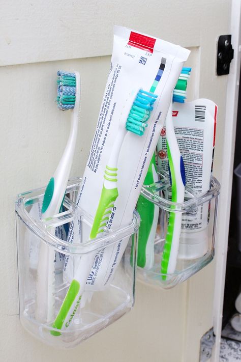 Lots of easy ways to organize the bathroom! Use the inside of cabinet doors to hold toothbrushes. Toothbrush Organization, Bathroom Hacks, Bathroom Cabinet Organization, Small Bathroom Organization, Bathroom Organization Diy, Toothbrush Storage, Ways To Organize, Bathroom Storage Cabinet, Large Bathrooms