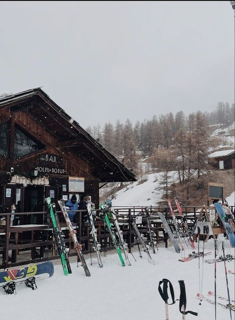 Ski Hill Aesthetic, Christmas Skiing Aesthetic, Ski Vibes Aesthetic, Skiing Astethic, Ski Season Aesthetic, Ski Instructor Aesthetic, Ski Astetic, Skiing Aesthetic Wallpaper, Apres Ski Aesthetic