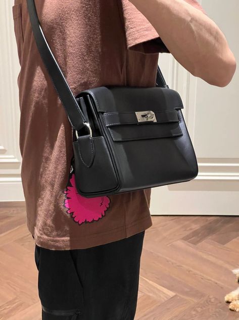 Hello, this is beauty fashion ~:)) ✈️ More fashion, WhatsApp👇+8615018754260 - Kelly Messenger , upper body effect show for Men. So Nice ~ Hermes Bags For Men, Hermes Messenger Bag, Accessories Inspiration, Hermes Kelly Bag, Kelly Bag, Hermes Men, Purple Label, Grab Bag, So Nice