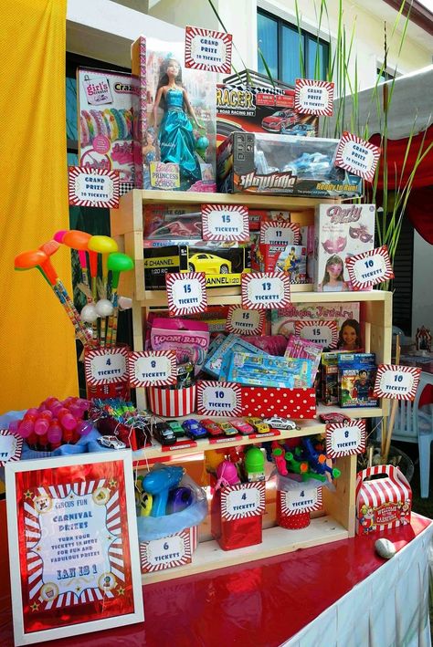 Carnival prizes booth. Lizzie as a Mummy: Ian's 1st Birthday Circus Carnival - DIY Ideas! Banner Photography, Diy Carnival Games, Circus Birthday Party Theme, Carnival Birthday Party Theme, Photography Decoration, Fall Carnival, Diy Carnival, Silver Aesthetic, Halloween Photo Booth