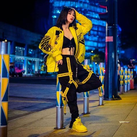 Techwear fit by @larissarochefort on Instagram. Cyberpunk Style Outfit, Neon Cyberpunk Aesthetic, Techwear Girl Outfit, Techwear Girl, Japanese Techwear, Cyberpunk Streetwear, Cyberpunk Outfit, Japan Streetwear, Techwear Outfits