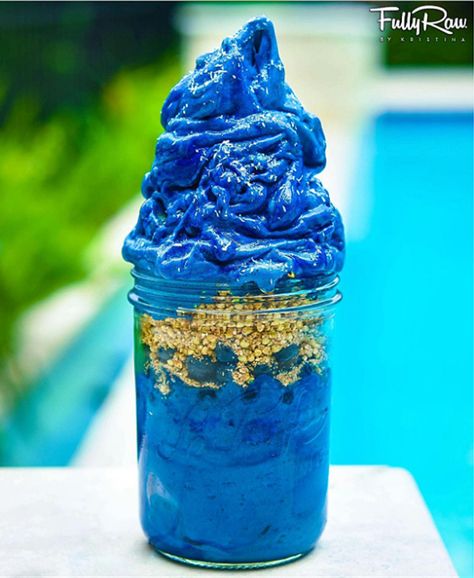 Spirulina Recipes, Blue Smoothie, Spirulina Smoothie, Kiwi Smoothie, Blue Spirulina, Frozen Bananas, Rainbow Food, Blue Food, Banana Blueberry