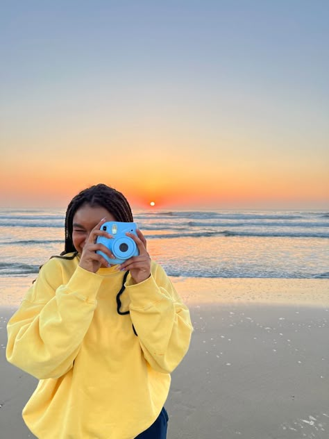 Polaroid Photography Aesthetic, Polaroid Beach Aesthetic, Beach Polaroid Pictures, Aesthetic Polaroid Pictures Ideas, Polaroid Picture Aesthetic, Beach Girlies, Sunrise Beach Aesthetic, Sunrise Aesthetic Beach, Beach Polaroid