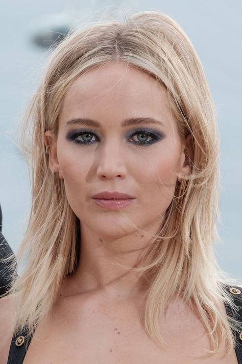 Please Give Jennifer Lawrence a Dang Coat Jennifer Lawrence Makeup, Jennifer Lawrence Red Sparrow, Jennifer Laurence, Jennifer Lawrence Hair, Jennifer Lawrence Style, Red Sparrow, Jennifer Lawrence Pics, Jennifer Lawrence, Jennifer Aniston