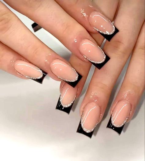 Goth Spring, Nails Goth, Hairstyles Bangs, Concert Nails, Nails Korean, Formal Nails, Girly Acrylic Nails, Simple Acrylic Nails, Almond Shape