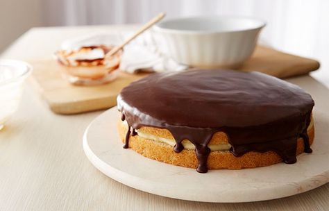 A decadent Boston cream pie, with a rich, creamy filling, covered in a dark cocoa glaze of chocolate.This easy recipe will have everyone wanting more. Boston Cream Pie Recipe, 14th Birthday Cakes, Vanilla Sponge Cake, Boston Cream Pie, Cream Pie Recipes, Boston Cream, Decadent Cakes, Classic Cake, Flaky Crust