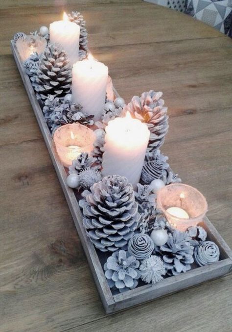 Decoraciones navideñas que puedes lograr con piñas de pino | Es la Moda Holiday Pine Cones, Pinecone Crafts Christmas, Diy Pinecone, Rustic Wedding Decorations, Deco Table Noel, Easy Diy Decor, Homemade Christmas Decorations, Christmas Decorating Ideas, Pine Cone Decorations