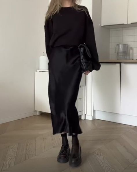 Dinning Out Outfit, Silk Skirt Outfit, Satin Skirts, Satin Skirt Outfit, Black Satin Skirt, Rok Outfit, Skirts Casual, Mode Tips, Mode Zara