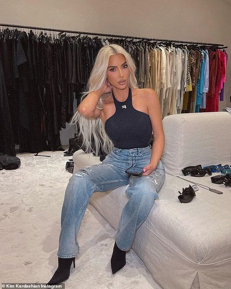 Behind-the-scenes: Kim also shared snaps of her outfit from her massive walk-in closet as she selected the perfect pair on sunglasses Kardashian Casual Outfit, Estilo Kim Kardashian, Mode Rihanna, Kim Kardashian Outfits, Looks Jeans, Kardashian Outfit, Black Halter Top, Kim Kardashian Style, Backless Top