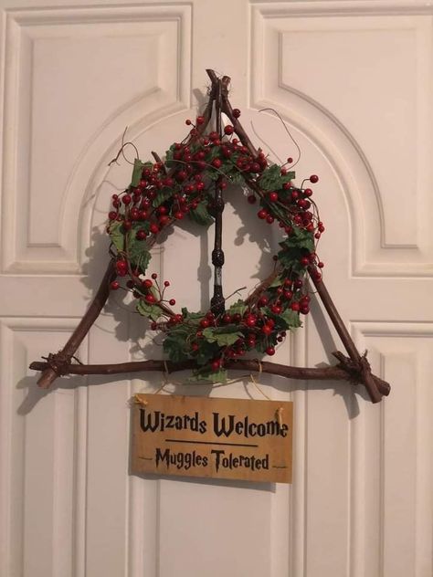 ¡Belleza a su máxima... - Potterheads La Gran Familia Hogwarts Christmas Decorations, Christmas Harry Potter Aesthetic, Christmas Harry Potter Decoration, Crhitsmas Ideas, Harry Potter Theme Christmas, Deco Noel Harry Potter, Harry Potter Wreath, Harry Potter Christmas Decorations, Harry Potter Christmas Tree