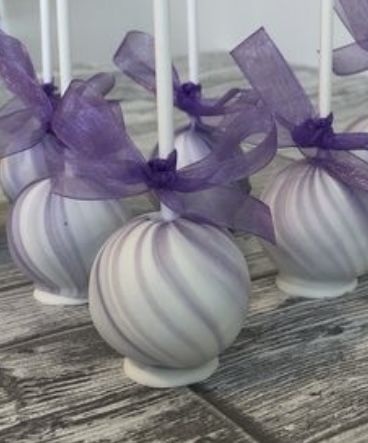 Cake Pops Sweet 16, Swirled Cake Pops, Cake Pops Purple And Gold, Cake Pop Swirl Design, Light Purple Cake Pops, Purple Wedding Dessert Table, Purple Birthday Snacks, Purple And Silver Cake Pops, Purple Butterfly Cake Pops