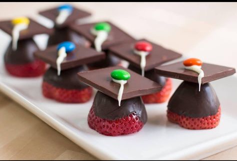 Graduation Dipped Strawberries, Strawberry Graduation Ideas, Chocolate Covered Strawberries Graduation, Grad Chocolate Strawberries, Graduation Deserts Ideas, Graduation Strawberry Ideas, Graduation Chocolate Covered Strawberry, Graduation Strawberries, Graduation Dessert Ideas