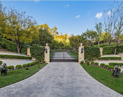 Old Money House Driveway, Old Money Driveway, Mansion Driveway, Ranch Entrance, Driveway Entrance Landscaping, Old Money House, Plaza Design, Beach Mansion, Luxury Exterior