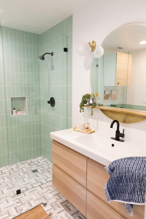 Bathroom Renovation Diy, Subway Tile Design, Ideas Baños, Guest Bathroom Remodel, Diy Bathroom Makeover, Bathroom Redesign, Diy Bathroom Remodel, Corner Shower, Small Bathroom Design