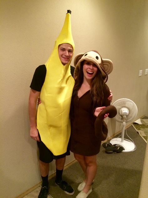 Monkey and a Banana for a couples Halloween costume! Monkey And Banana Costume Couple, Couples Animal Costumes, Monkey And Banana Costume, Monkey Costume Women, Monkey Costume Diy, Bestie Costumes, Monkey Teddy, Banana Halloween Costume, Halloween Bananas