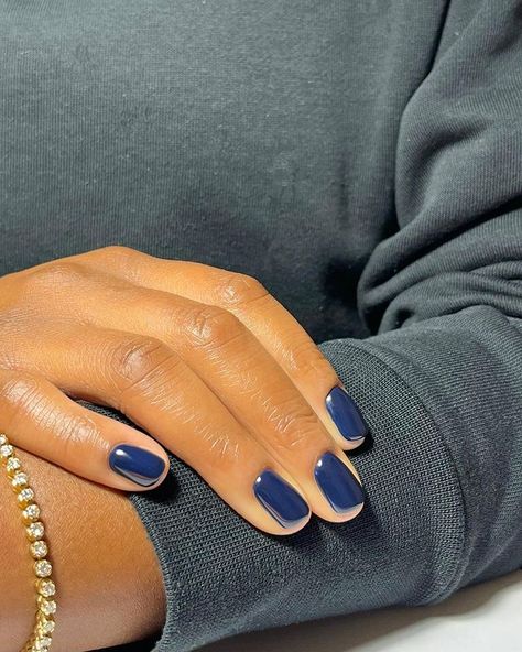 Manicure Colors 2024, Nail Colors 2024 Fall, Dip Nails 2024, Short Navy Nails, Gel Nails 2024, Navy Pedicure, Short Gel Nails Summer 2024, Two Colour Nails, Dip Short Nails