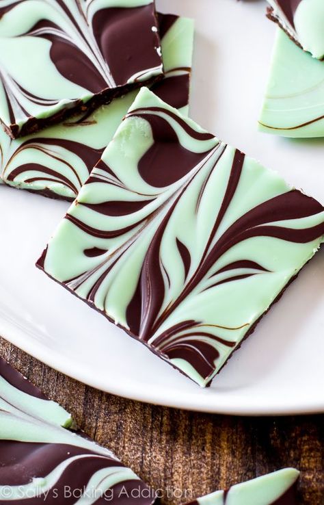 Easy Mint Chocolate Swirl Bark on sallysbakingaddiction.com-- one of the easiest treats you'll make! Mint Bark, Candy Bark Recipes, Christmas Bark Recipes, Bark Recipes, Christmas Bark, Mint Desserts, Candy Bark, Sally's Baking, Bark Recipe